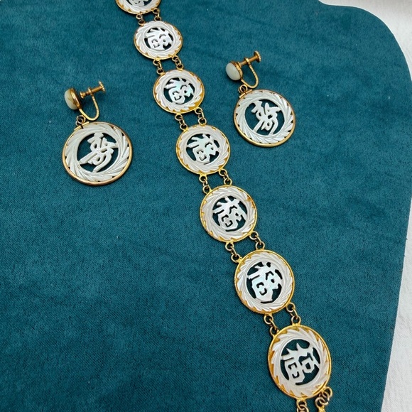 Vintage Good Fortune Mother of Pearl Bracelet and Screwback earrings - Picture 3 of 3